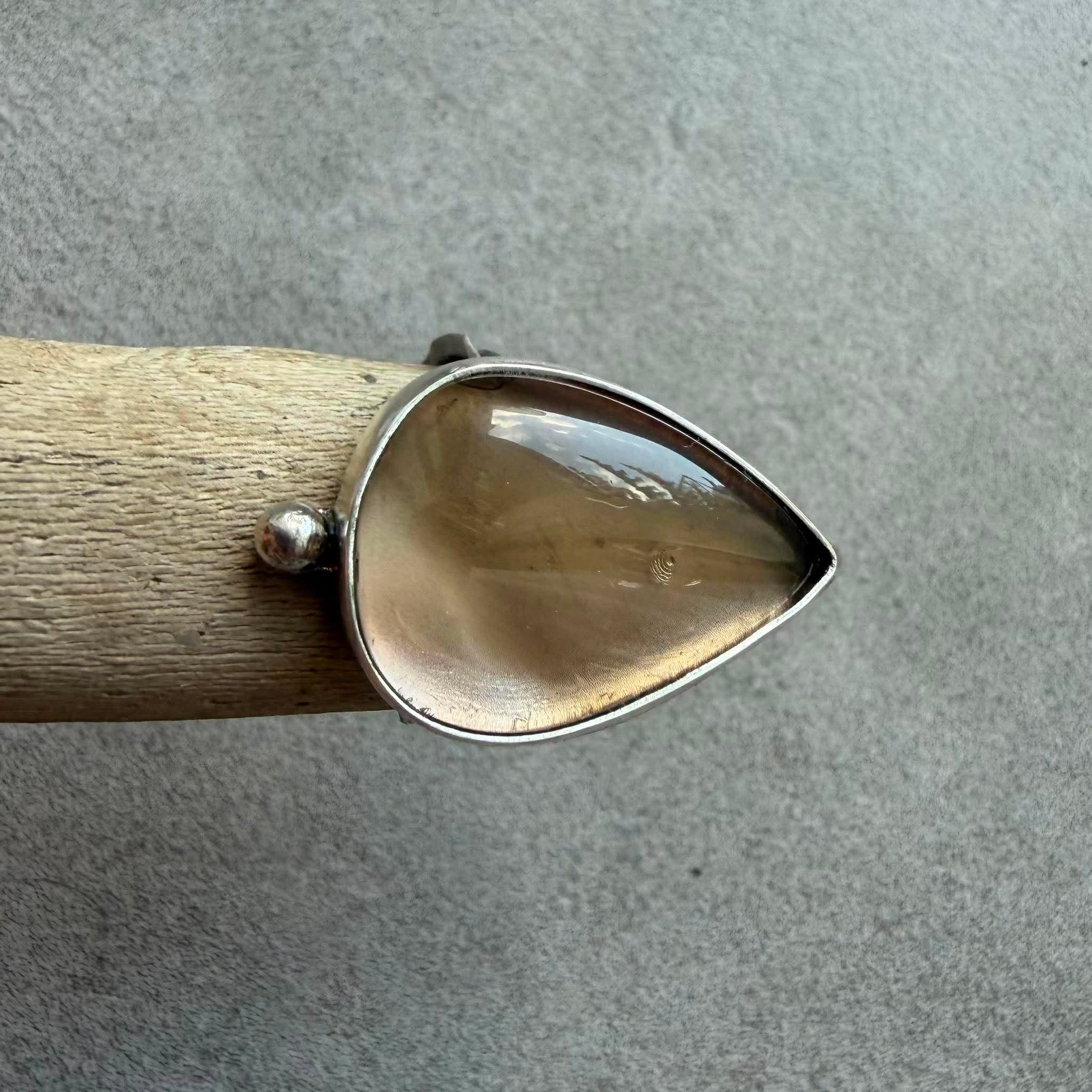 Kwarc dymny pierścionek kropla 25 x 18 mm z dekoracyjną kropelką srebra przy oprawie srebro 925 Kamyki Moniki Kwarc dymny pierścionek kropla 25 x 18 mm z dekoracyjną kropelką srebra przy oprawie srebro 925 Kamyki Moniki