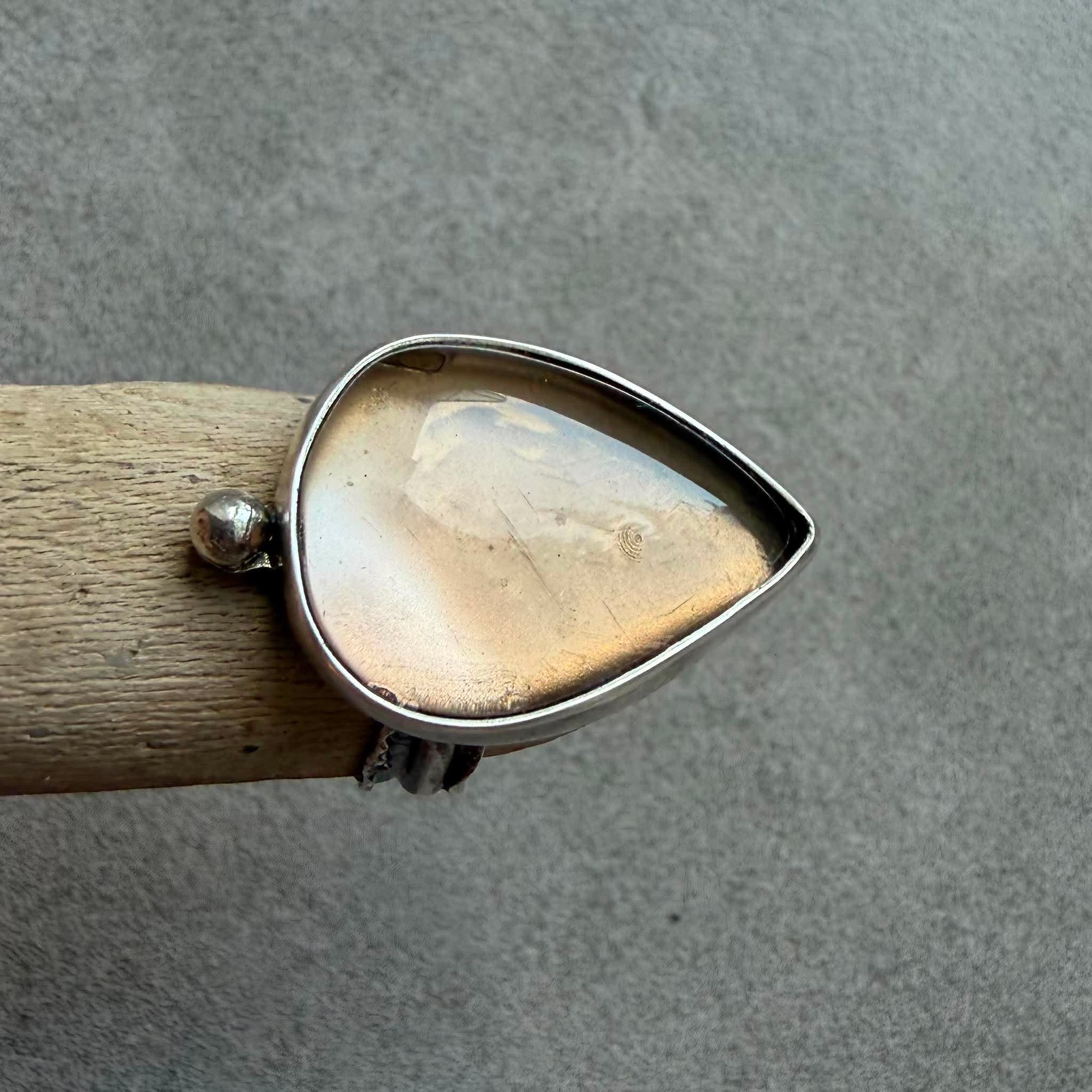 Kwarc dymny pierścionek kropla 25 x 18 mm z dekoracyjną kropelką srebra przy oprawie srebro 925 Kamyki Moniki Kwarc dymny pierścionek kropla 25 x 18 mm z dekoracyjną kropelką srebra przy oprawie srebro 925 Kamyki Moniki