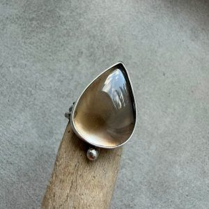 Kwarc dymny pierścionek kropla 25 x 18 mm z dekoracyjną kropelką srebra przy oprawie srebro 925 Kamyki Moniki