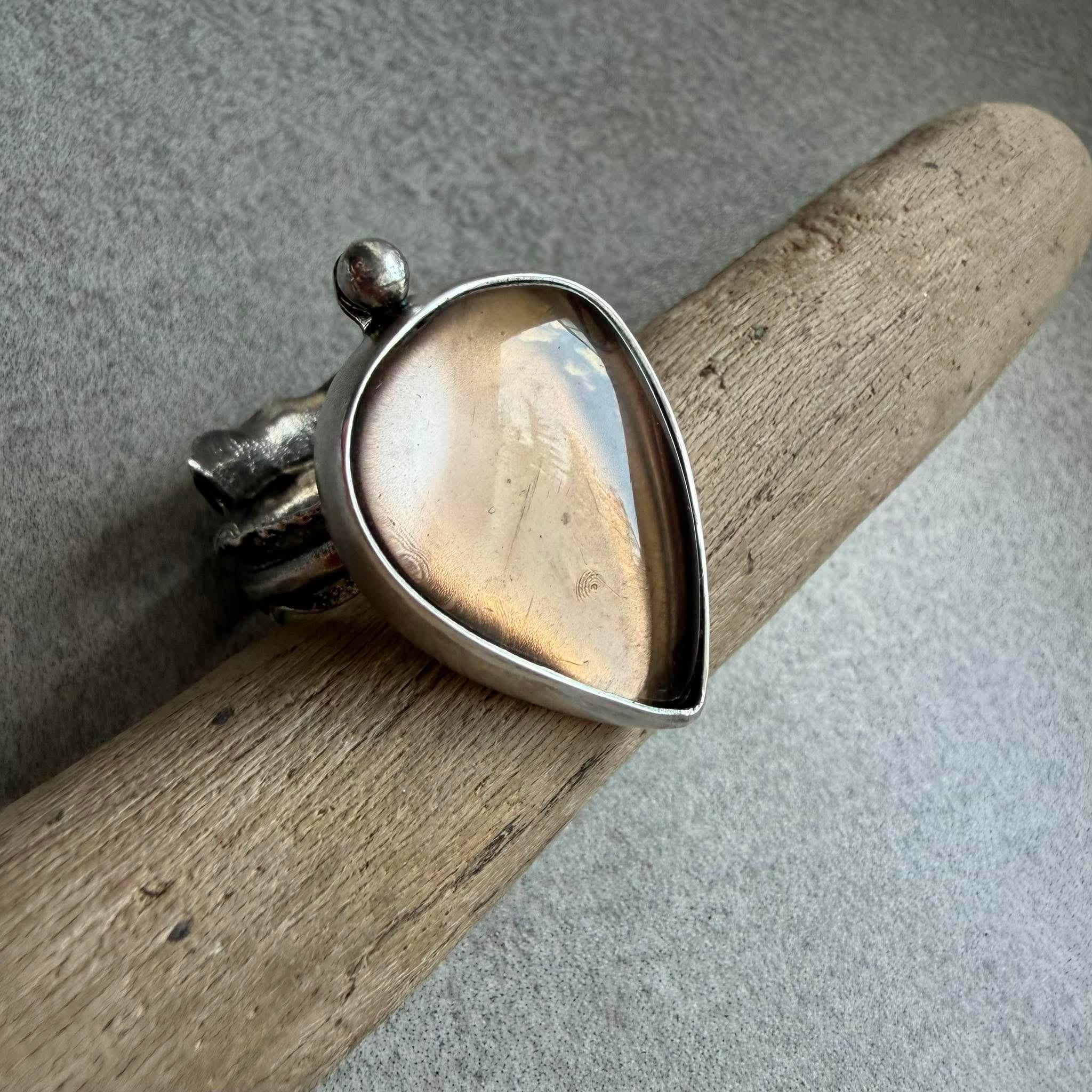 Kwarc dymny pierścionek kropla 25 x 18 mm z dekoracyjną kropelką srebra przy oprawie srebro 925 Kamyki Moniki Kwarc dymny pierścionek kropla 25 x 18 mm z dekoracyjną kropelką srebra przy oprawie srebro 925 Kamyki Moniki