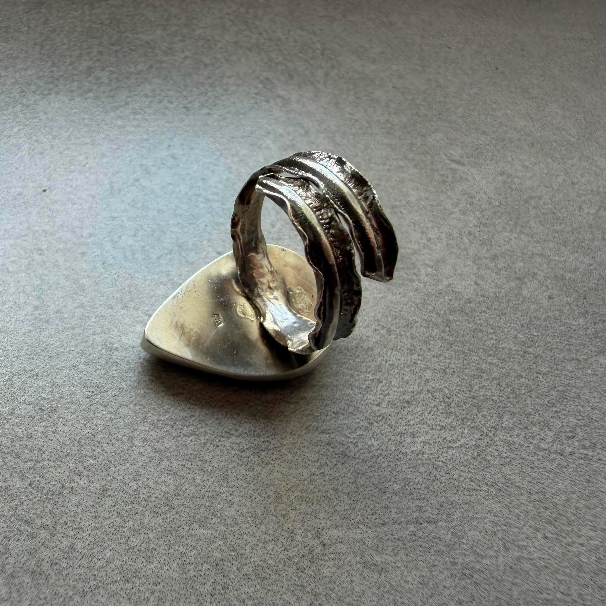Kwarc dymny pierścionek kropla 25 x 18 mm z dekoracyjną kropelką srebra przy oprawie srebro 925 Kamyki Moniki Kwarc dymny pierścionek kropla 25 x 18 mm z dekoracyjną kropelką srebra przy oprawie srebro 925 Kamyki Moniki