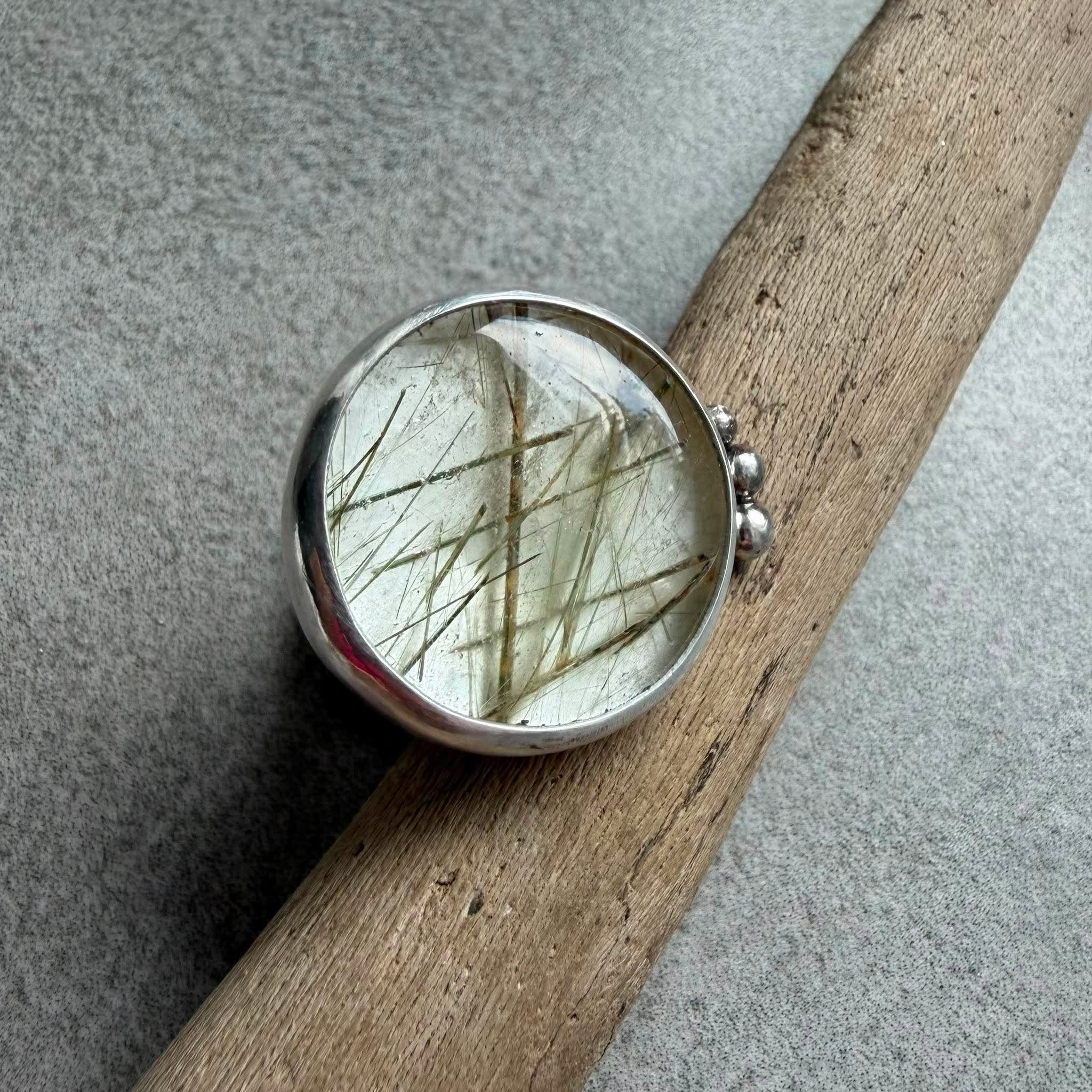 Okrągły pierścionek z kwarcem z rutylem 24 mm z trzema kropelkami ze srebra przy oprawie srebro 925 Kamyki Moniki Okrągły pierścionek z kwarcem z rutylem 24 mm z trzema kropelkami ze srebra przy oprawie srebro 925 Kamyki Moniki