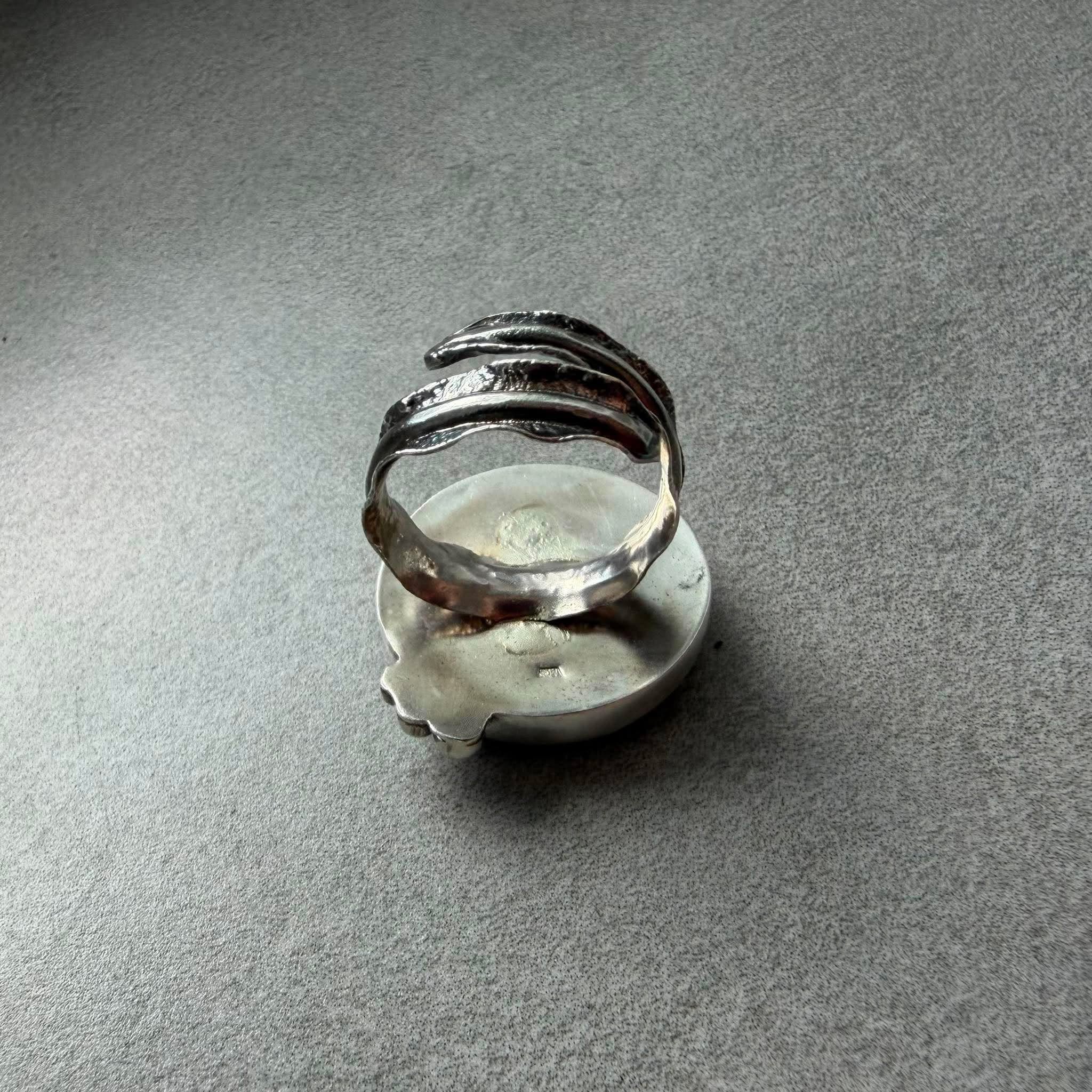 Okrągły pierścionek z kwarcem z rutylem 24 mm z trzema kropelkami ze srebra przy oprawie srebro 925 Kamyki Moniki Okrągły pierścionek z kwarcem z rutylem 24 mm z trzema kropelkami ze srebra przy oprawie srebro 925 Kamyki Moniki
