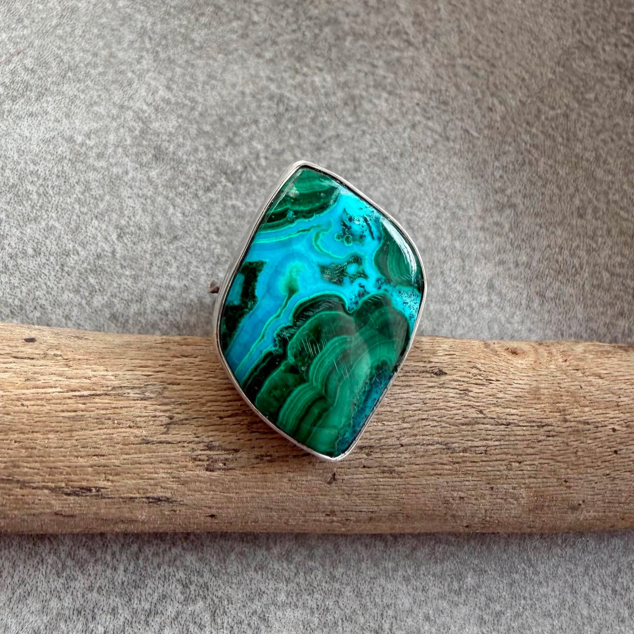 Pierścionek z malachitem i chryzokolą w kształcie markizy na dłoni, Zielony malachit z niebieską chryzokolą szlif gładki 27x18 mm, Oksydowana i polerowana srebrna oprawa pierścionka z malachitem. Regulowana srebrna obrączka pierścionka z malachitem i chryzokolą Pierścionek z malachitem i chryzokolą w kształcie markizy na dłoni, Zielony malachit z niebieską chryzokolą szlif gładki 27x18 mm, Oksydowana i polerowana srebrna oprawa pierścionka z malachitem. Regulowana srebrna obrączka pierścionka z malachitem i chryzokolą