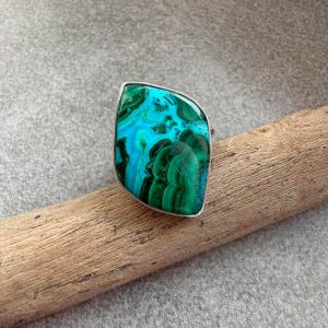 Pierścionek z malachitem i chryzokolą w kształcie markizy na dłoni, Zielony malachit z niebieską chryzokolą szlif gładki 27x18 mm, Oksydowana i polerowana srebrna oprawa pierścionka z malachitem. Regulowana srebrna obrączka pierścionka z malachitem i chryzokolą