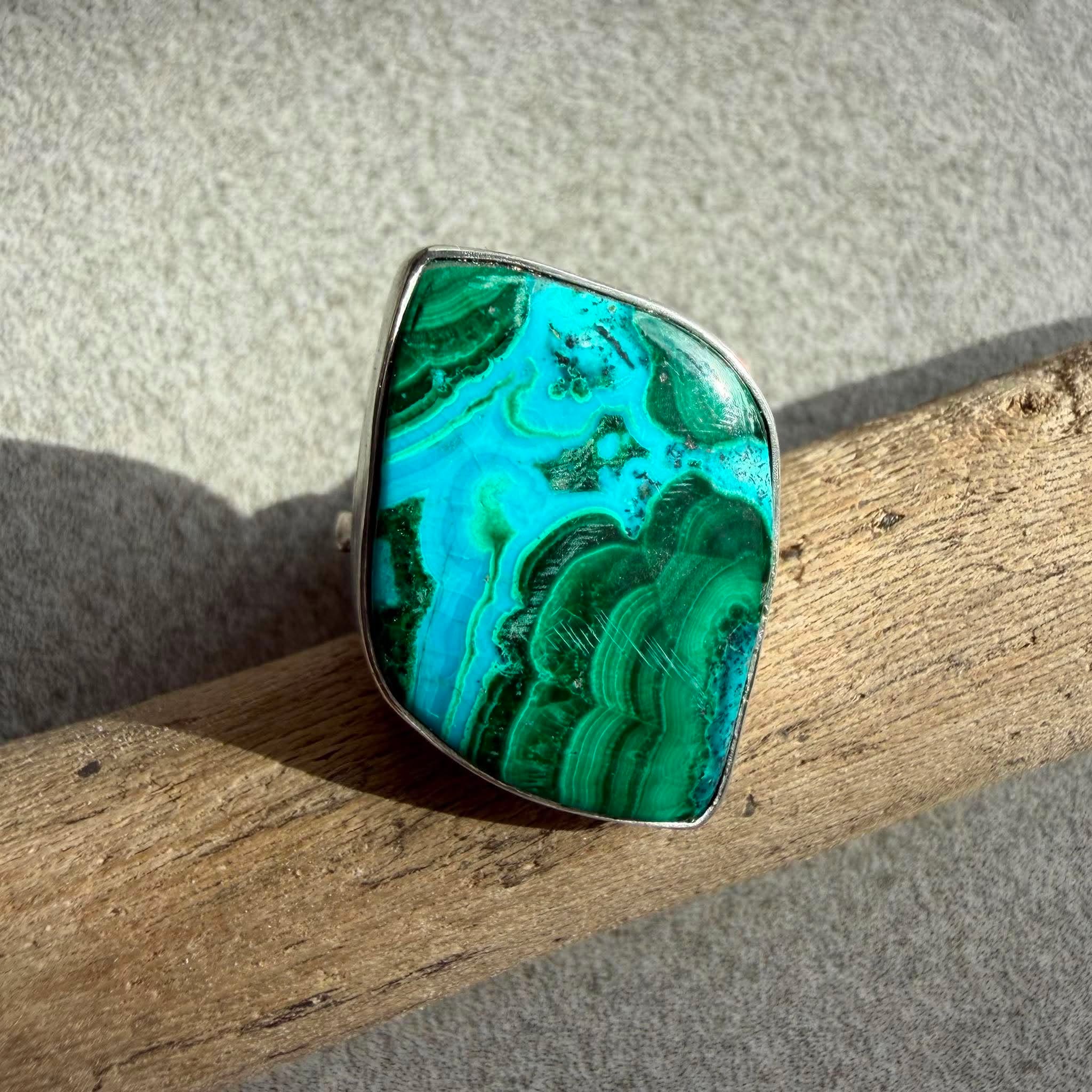 Pierścionek z malachitem i chryzokolą w kształcie markizy na dłoni, Zielony malachit z niebieską chryzokolą szlif gładki 27×18 mm, Oksydowana i polerowana srebrna oprawa pierścionka z malachitem. Regulowana srebrna obrączka pierścionka z malachitem i chryzokolą Pierścionek z malachitem i chryzokolą w kształcie markizy na dłoni, Zielony malachit z niebieską chryzokolą szlif gładki 27x18 mm, Oksydowana i polerowana srebrna oprawa pierścionka z malachitem. Regulowana srebrna obrączka pierścionka z malachitem i chryzokolą