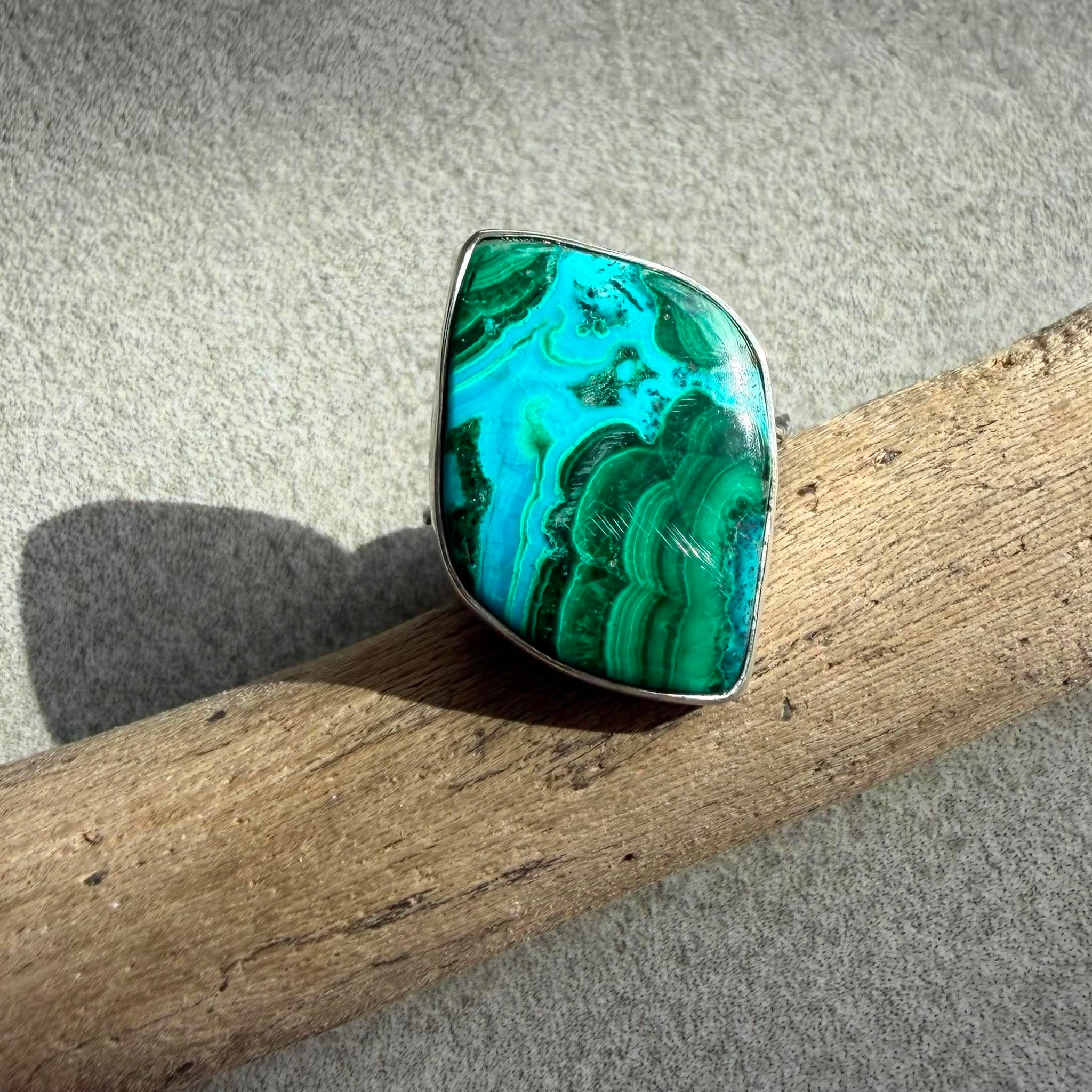 Pierścionek z malachitem i chryzokolą w kształcie markizy na dłoni, Zielony malachit z niebieską chryzokolą szlif gładki 27x18 mm, Oksydowana i polerowana srebrna oprawa pierścionka z malachitem. Regulowana srebrna obrączka pierścionka z malachitem i chryzokolą Pierścionek z malachitem i chryzokolą w kształcie markizy na dłoni, Zielony malachit z niebieską chryzokolą szlif gładki 27x18 mm, Oksydowana i polerowana srebrna oprawa pierścionka z malachitem. Regulowana srebrna obrączka pierścionka z malachitem i chryzokolą
