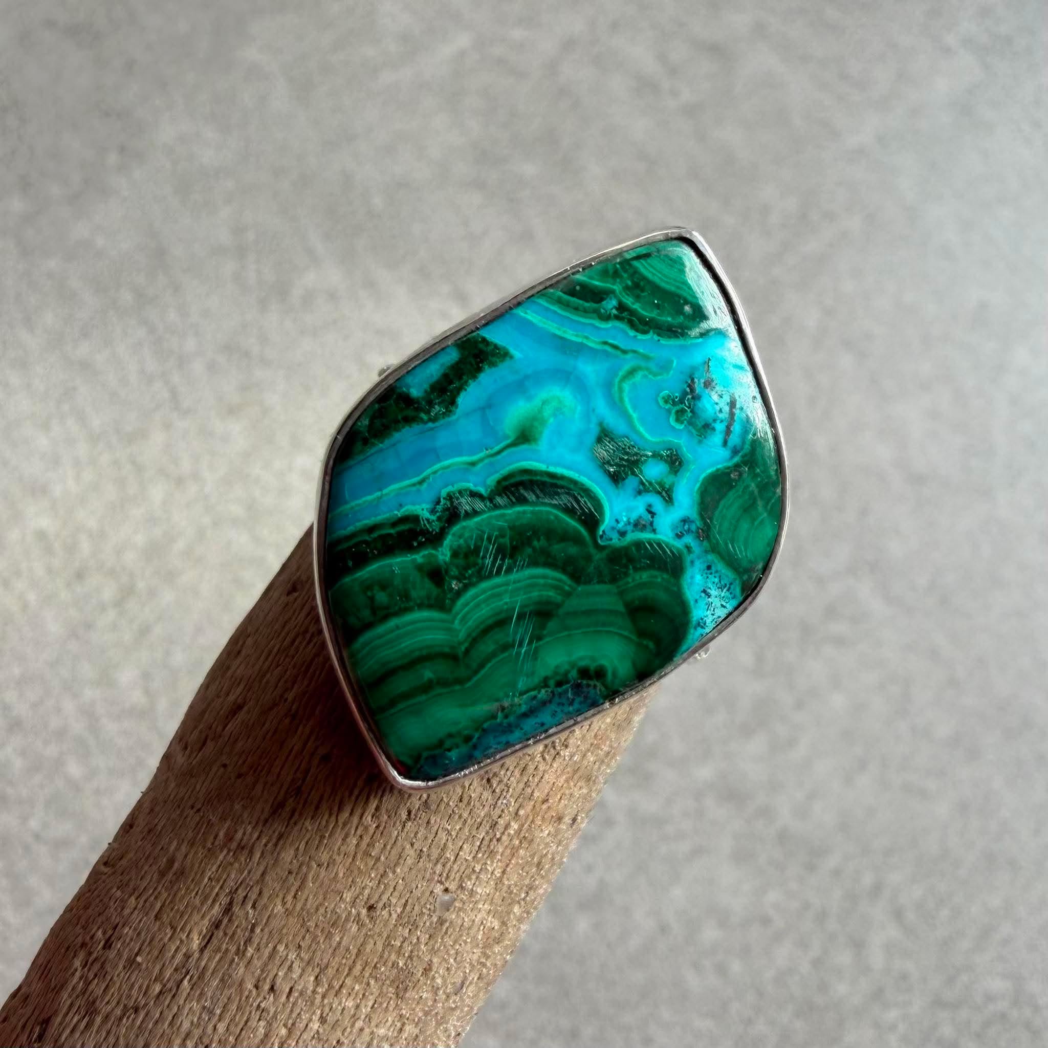 Pierścionek z malachitem i chryzokolą w kształcie markizy na dłoni, Zielony malachit z niebieską chryzokolą szlif gładki 27x18 mm, Oksydowana i polerowana srebrna oprawa pierścionka z malachitem. Regulowana srebrna obrączka pierścionka z malachitem i chryzokolą Pierścionek z malachitem i chryzokolą w kształcie markizy na dłoni, Zielony malachit z niebieską chryzokolą szlif gładki 27x18 mm, Oksydowana i polerowana srebrna oprawa pierścionka z malachitem. Regulowana srebrna obrączka pierścionka z malachitem i chryzokolą