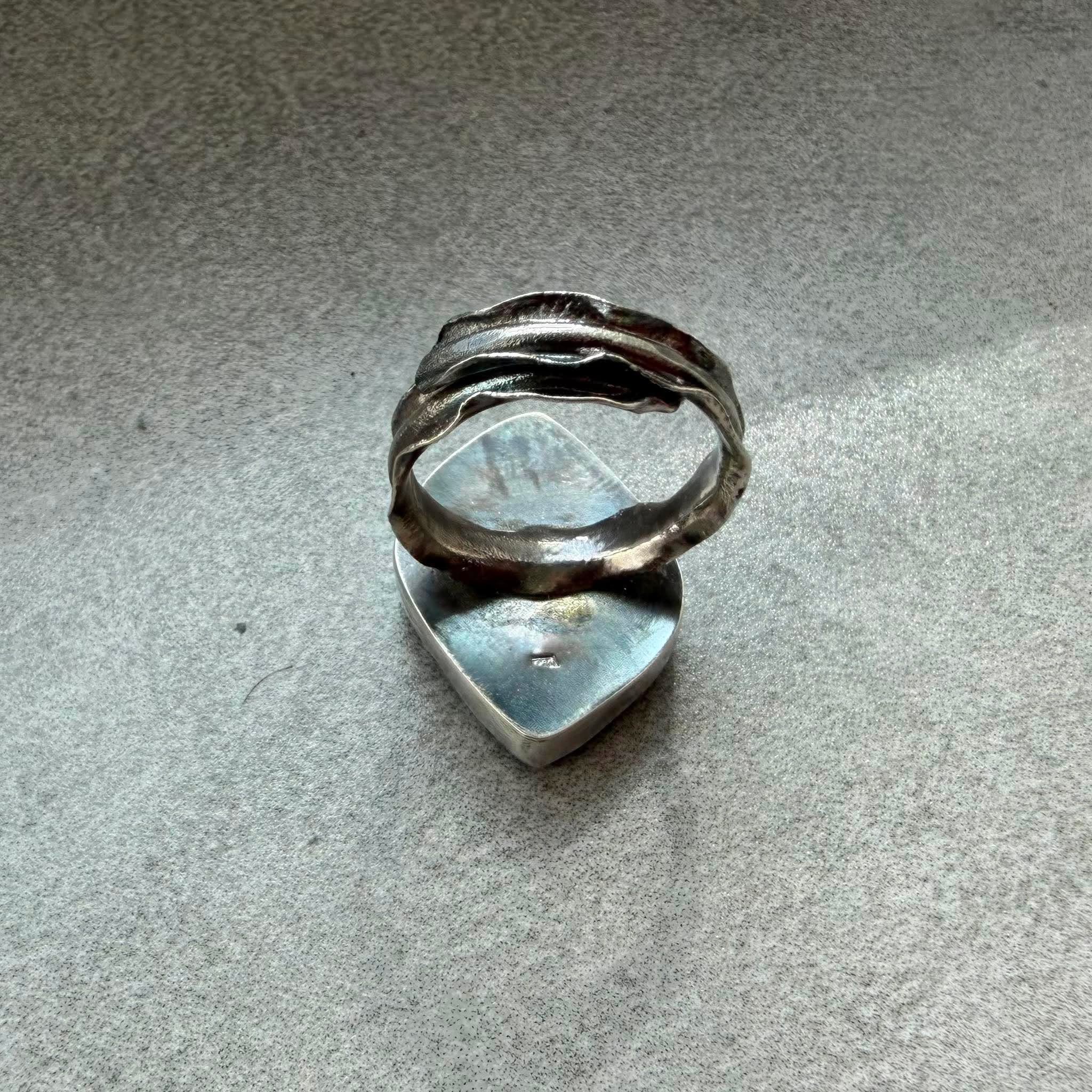 Pierścionek z malachitem i chryzokolą w kształcie markizy na dłoni, Zielony malachit z niebieską chryzokolą szlif gładki 27x18 mm, Oksydowana i polerowana srebrna oprawa pierścionka z malachitem. Regulowana srebrna obrączka pierścionka z malachitem i chryzokolą Pierścionek z malachitem i chryzokolą w kształcie markizy na dłoni, Zielony malachit z niebieską chryzokolą szlif gładki 27x18 mm, Oksydowana i polerowana srebrna oprawa pierścionka z malachitem. Regulowana srebrna obrączka pierścionka z malachitem i chryzokolą