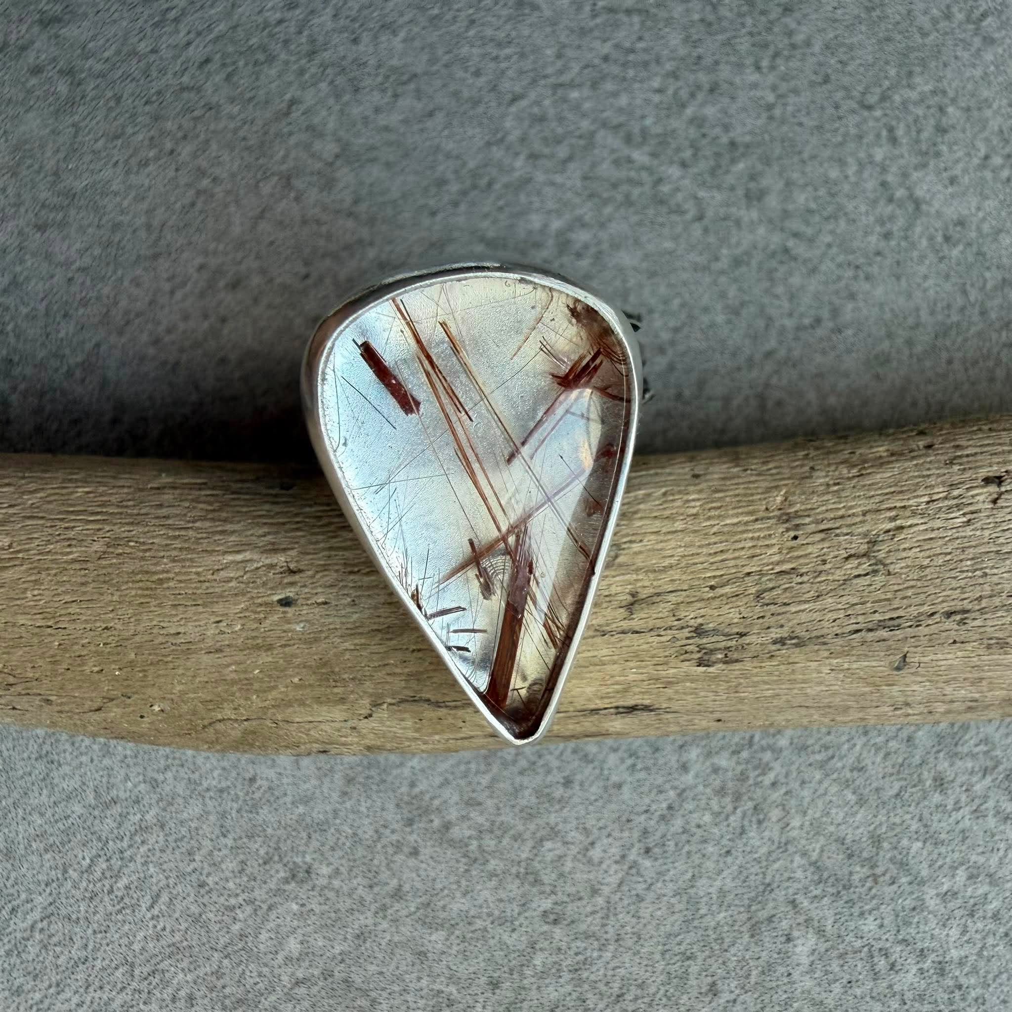 Pierścionek z kwarcem z rutylem w kształcie kropli (26x18 mm) ze srebra 925. Unikatowe, rudawe igiełki wewnątrz przejrzystego kamienia. Kamyki Moniki! Pierścionek z kwarcem z rutylem w kształcie kropli (26x18 mm) ze srebra 925. Unikatowe, rudawe igiełki wewnątrz przejrzystego kamienia. Kamyki Moniki!