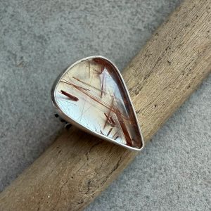 Pierścionek z kwarcem z rutylem w kształcie kropli (26x18 mm) ze srebra 925. Unikatowe, rudawe igiełki wewnątrz przejrzystego kamienia. Kamyki Moniki!