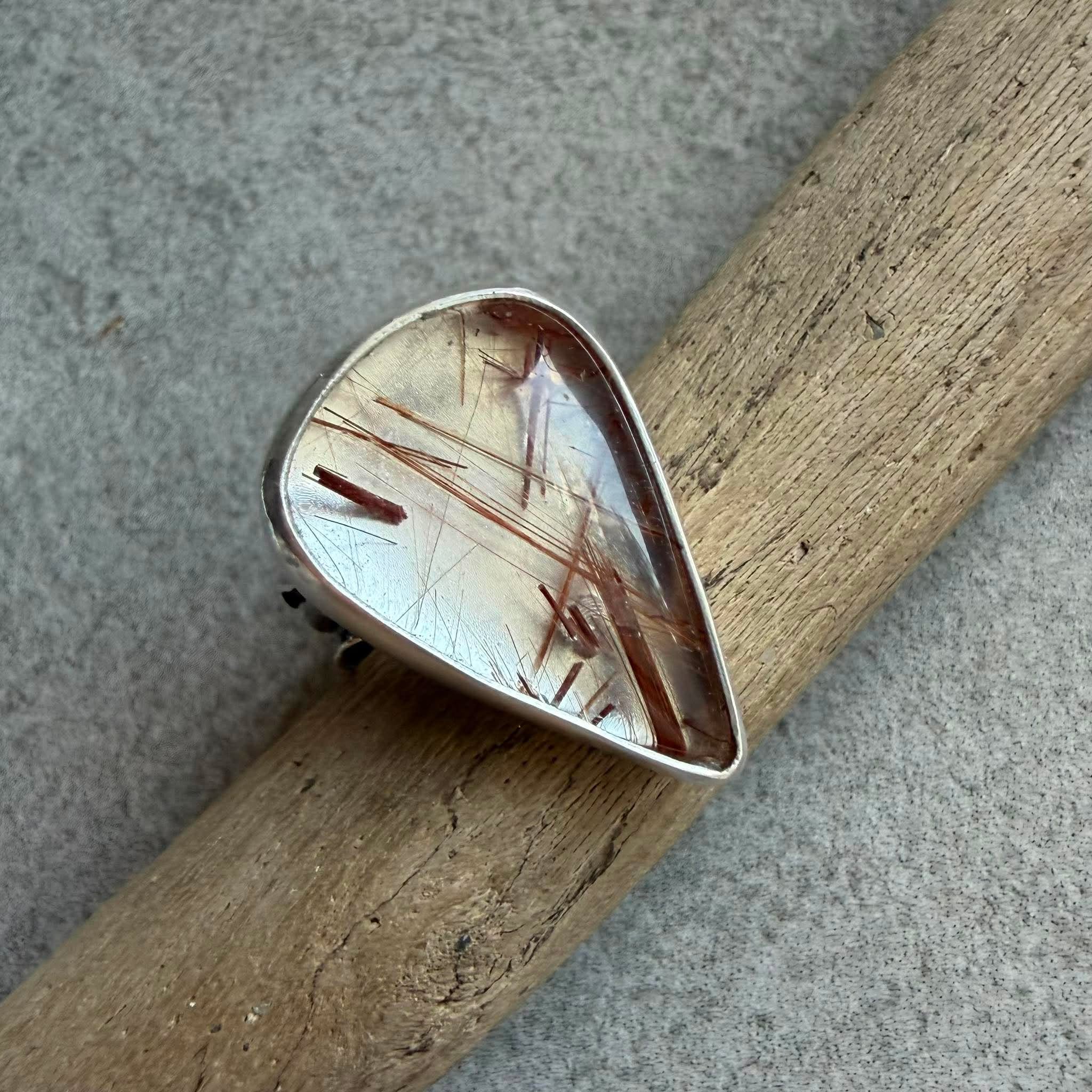 Pierścionek z kwarcem z rutylem w kształcie kropli (26x18 mm) ze srebra 925. Unikatowe, rudawe igiełki wewnątrz przejrzystego kamienia. Kamyki Moniki! Pierścionek z kwarcem z rutylem w kształcie kropli (26x18 mm) ze srebra 925. Unikatowe, rudawe igiełki wewnątrz przejrzystego kamienia. Kamyki Moniki!