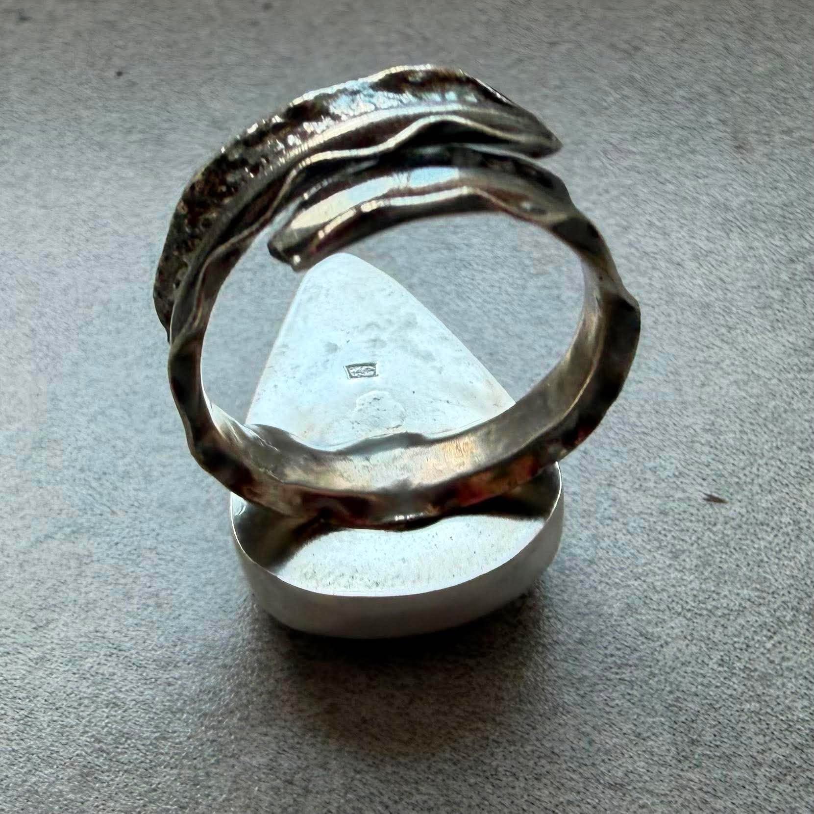 Pierścionek z kwarcem z rutylem w kształcie kropli (26x18 mm) ze srebra 925. Unikatowe, rudawe igiełki wewnątrz przejrzystego kamienia. Kamyki Moniki! Pierścionek z kwarcem z rutylem w kształcie kropli (26x18 mm) ze srebra 925. Unikatowe, rudawe igiełki wewnątrz przejrzystego kamienia. Kamyki Moniki!