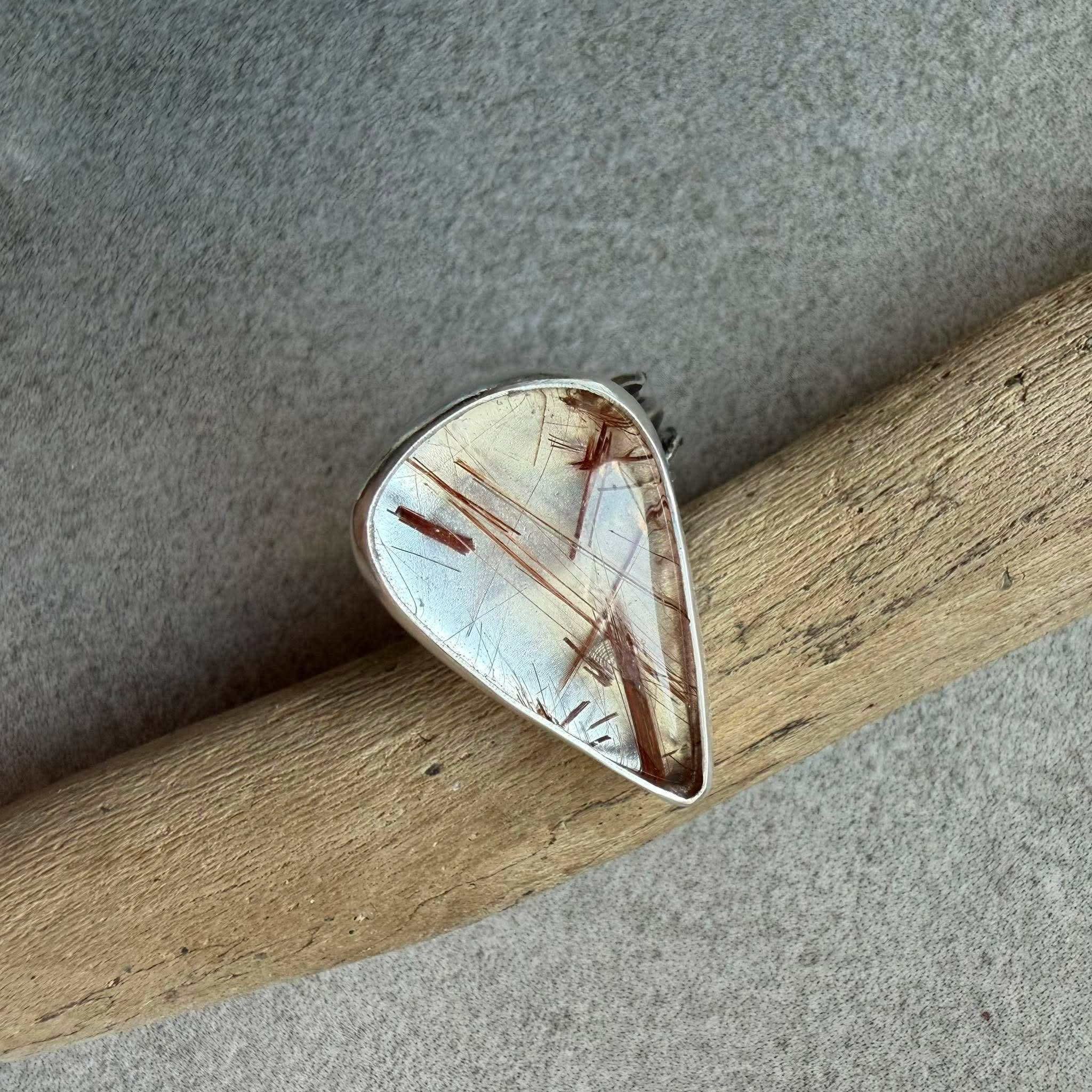 Pierścionek z kwarcem z rutylem w kształcie kropli (26x18 mm) ze srebra 925. Unikatowe, rudawe igiełki wewnątrz przejrzystego kamienia. Kamyki Moniki! Pierścionek z kwarcem z rutylem w kształcie kropli (26x18 mm) ze srebra 925. Unikatowe, rudawe igiełki wewnątrz przejrzystego kamienia. Kamyki Moniki!