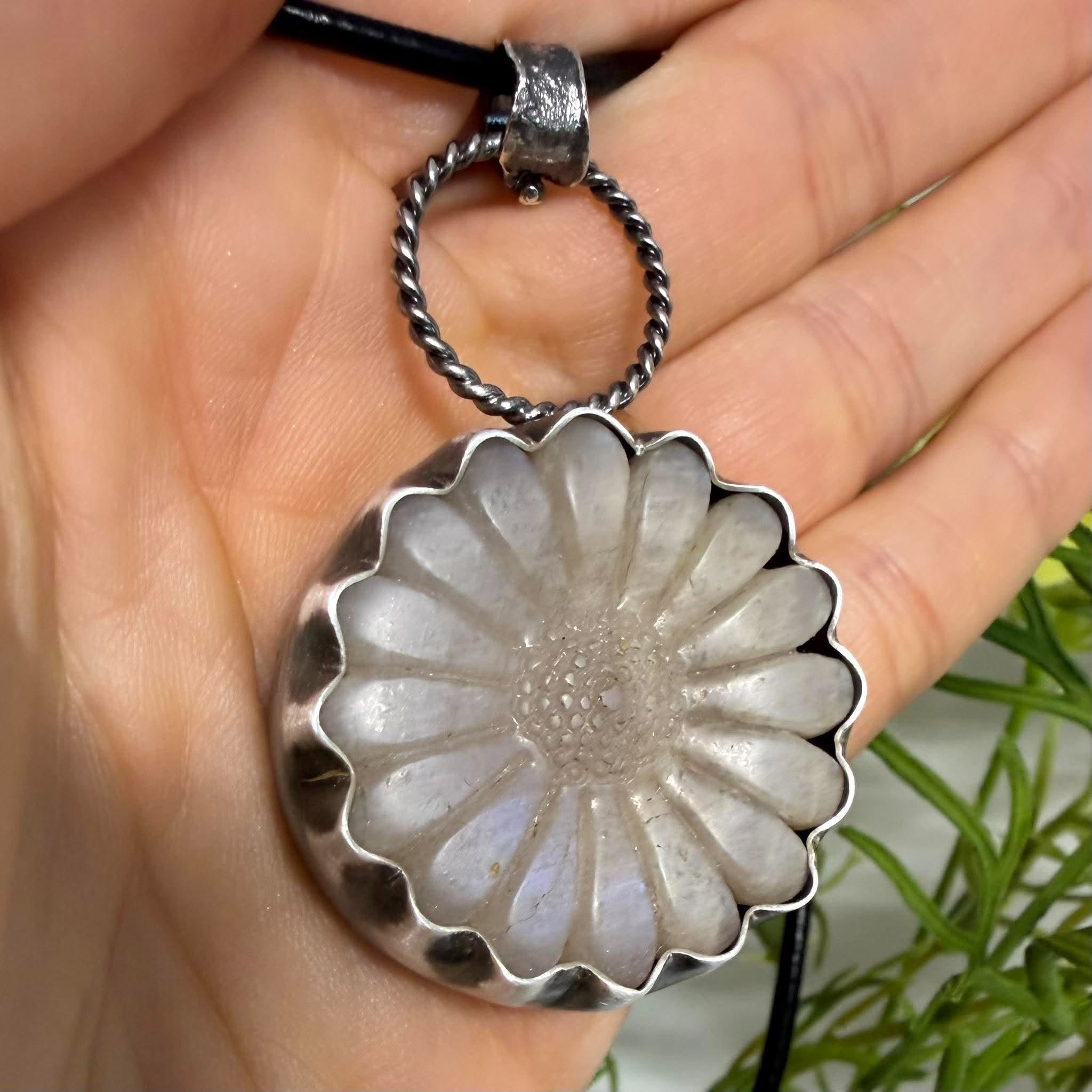 Niebieska poświata na beżowym belomorytem rzeźbionym w kwiat 33x33 mm. Belomoryt Wisior Kwiat