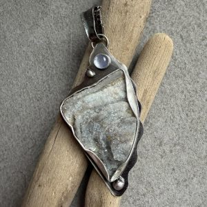 Róża chalcedonowa wisior. Duży wisior z różą chalcedonową i tanzanitem w ciemnym srebrze 925 Kamyki Moniki